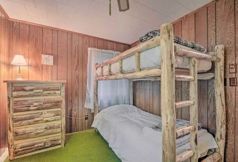 Cozy Adirondacks Cabin: Walk To Lake Eaton!