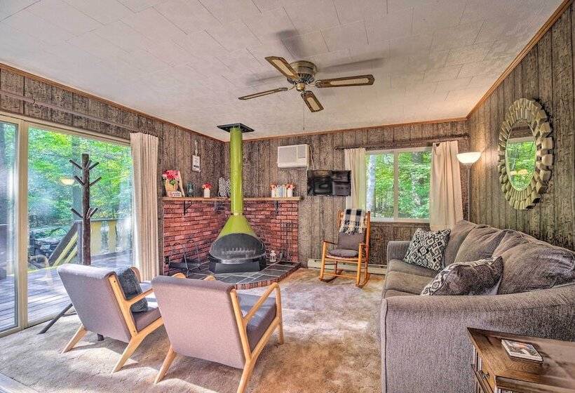 Cozy Adirondacks Cabin: Walk To Lake Eaton!