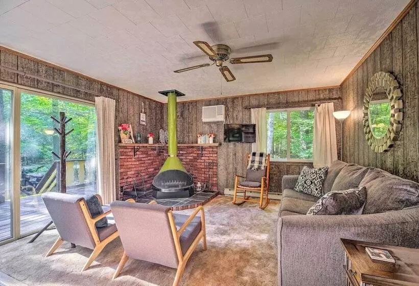 Cozy Adirondacks Cabin: Walk To Lake Eaton!