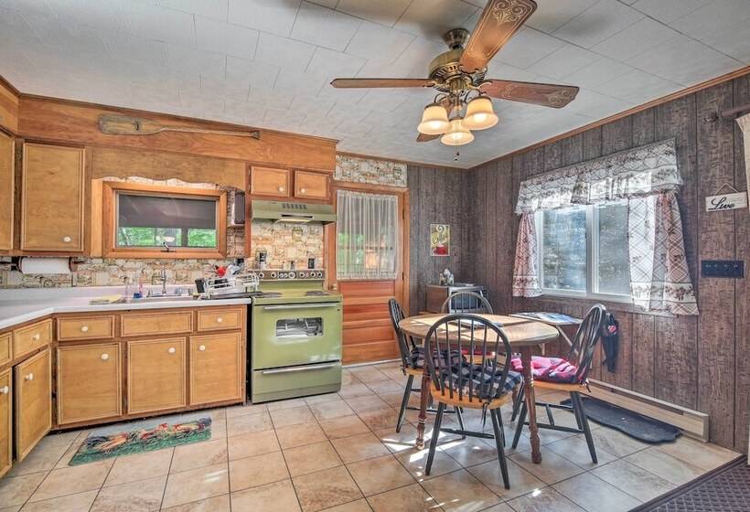 Cozy Adirondacks Cabin: Walk To Lake Eaton!