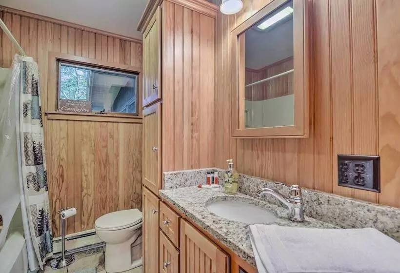 Cozy Adirondacks Cabin: Walk To Lake Eaton!