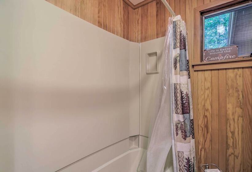 Cozy Adirondacks Cabin: Walk To Lake Eaton!