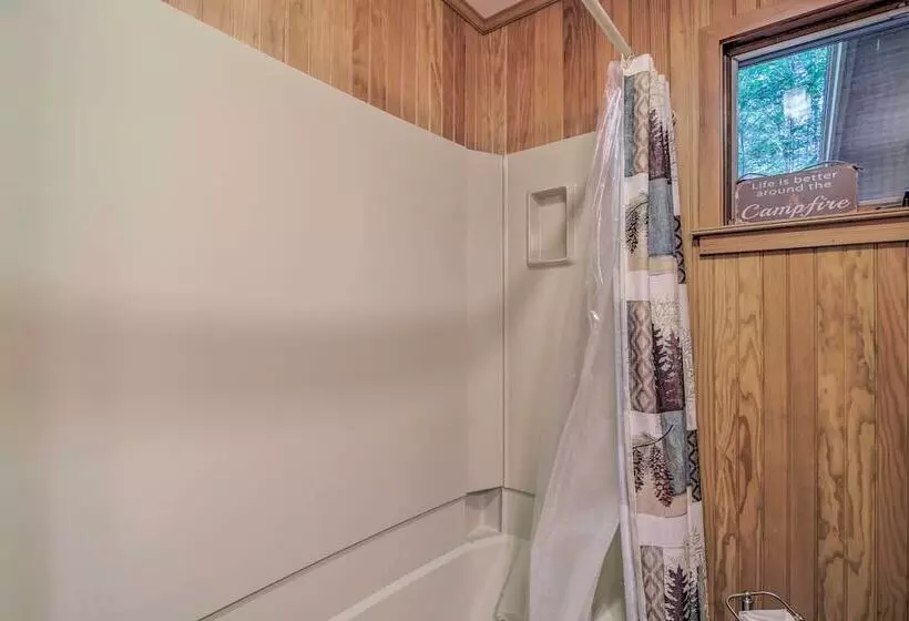 Cozy Adirondacks Cabin: Walk To Lake Eaton!