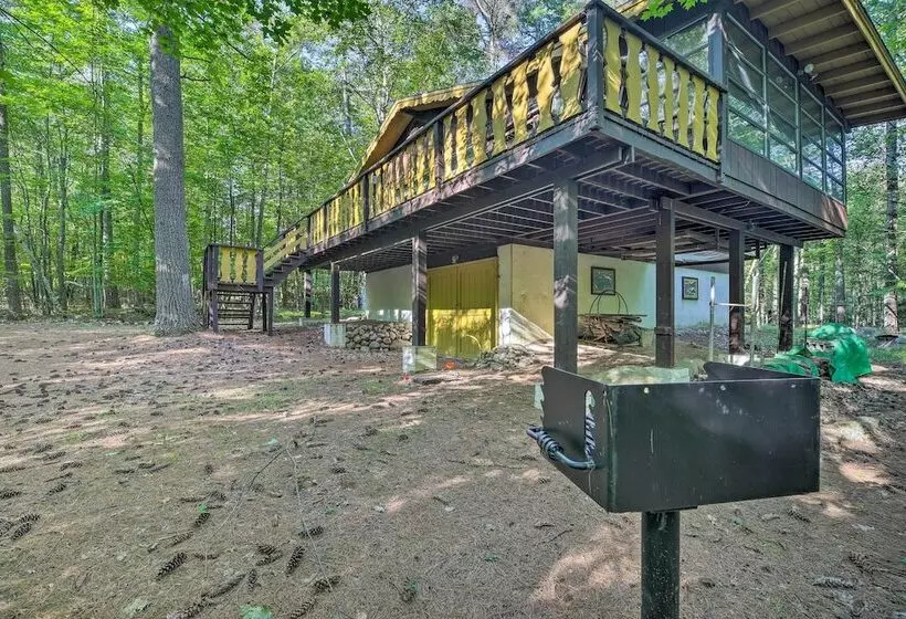 Cozy Adirondacks Cabin: Walk To Lake Eaton!