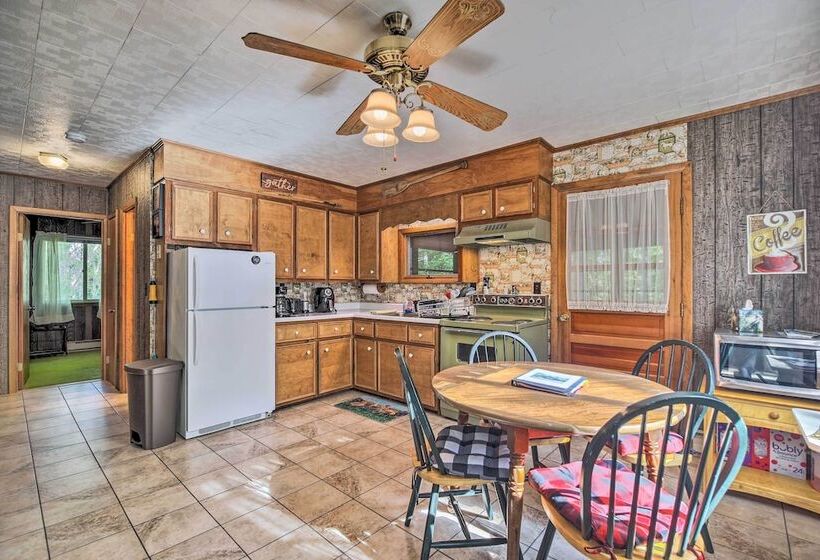 Cozy Adirondacks Cabin: Walk To Lake Eaton!