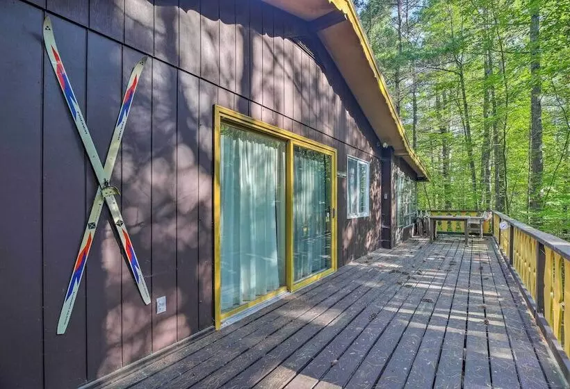 Cozy Adirondacks Cabin: Walk To Lake Eaton!