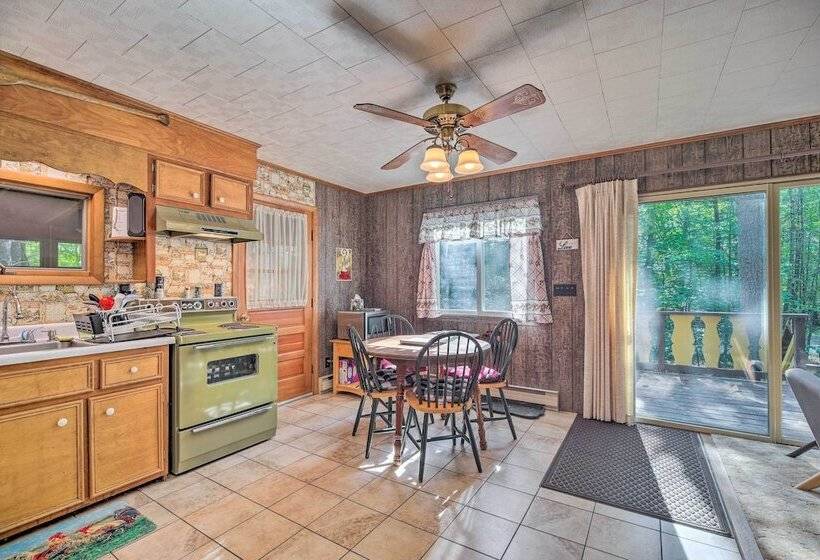 Cozy Adirondacks Cabin: Walk To Lake Eaton!