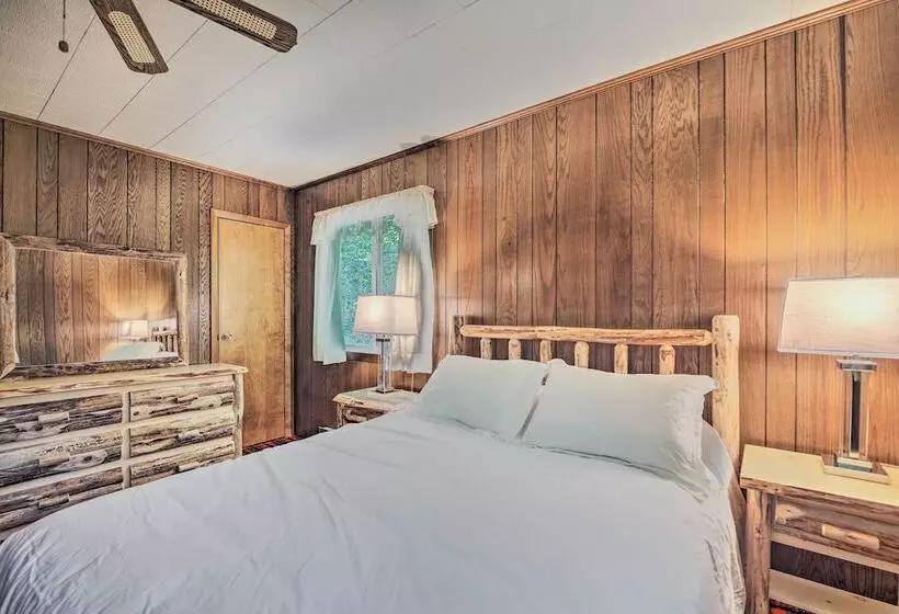 Cozy Adirondacks Cabin: Walk To Lake Eaton!