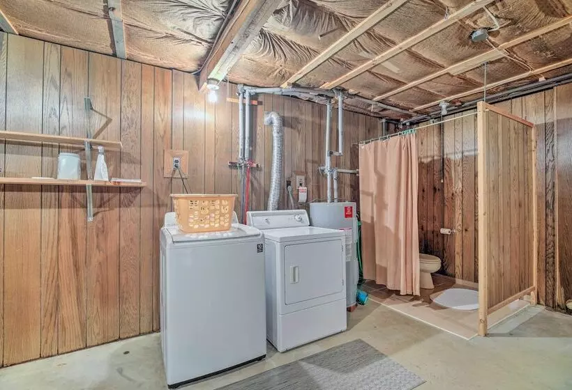 Cozy Adirondacks Cabin: Walk To Lake Eaton!