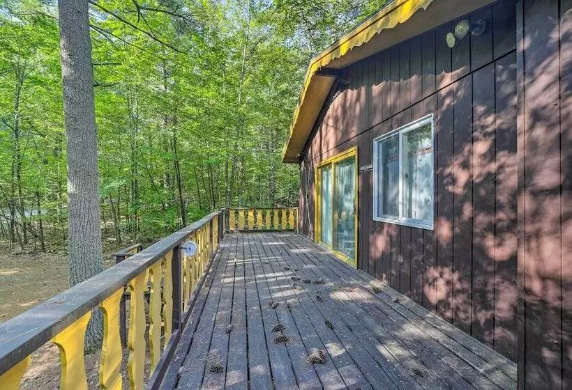 Cozy Adirondacks Cabin: Walk To Lake Eaton!
