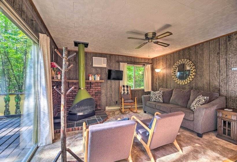 Cozy Adirondacks Cabin: Walk To Lake Eaton!