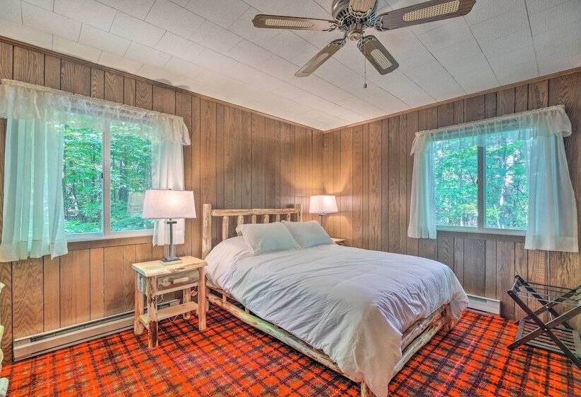 Cozy Adirondacks Cabin: Walk To Lake Eaton!