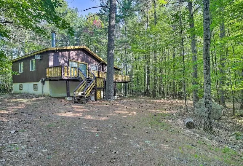 Cozy Adirondacks Cabin: Walk To Lake Eaton!