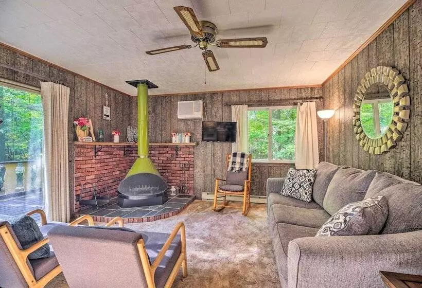 Cozy Adirondacks Cabin: Walk To Lake Eaton!