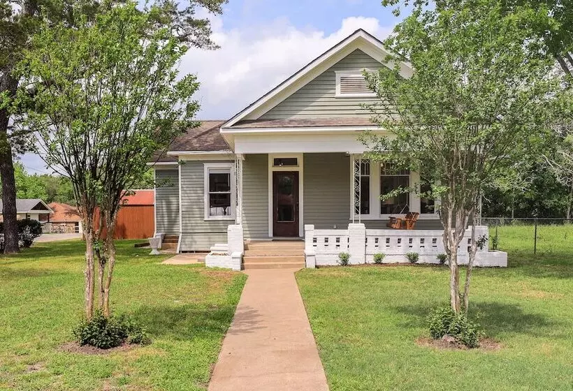 Gas Grill & Private Yard: Home In Bellville