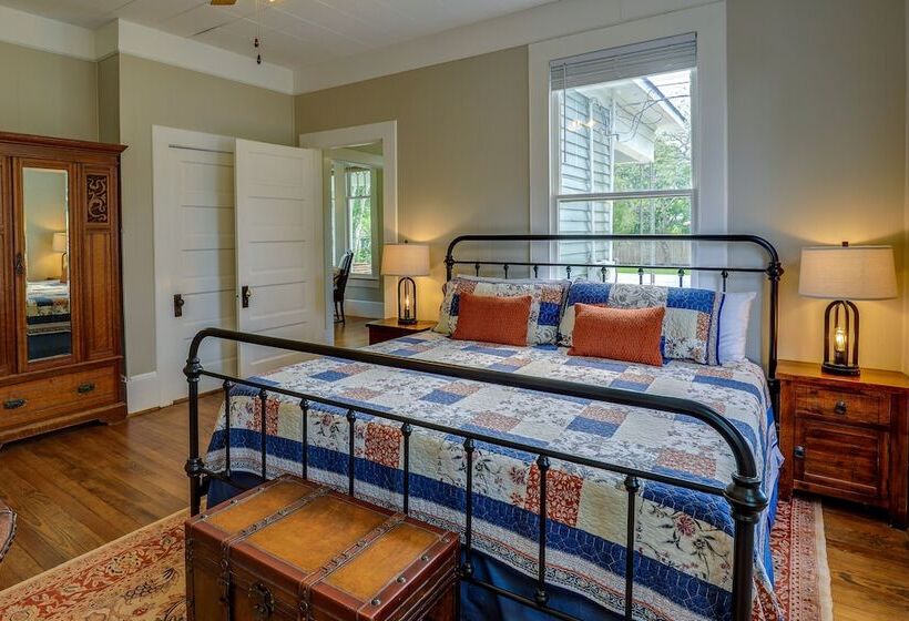 Gas Grill & Private Yard: Home In Bellville