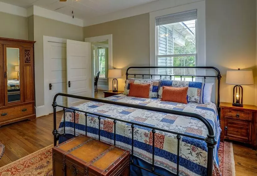 Gas Grill & Private Yard: Home In Bellville