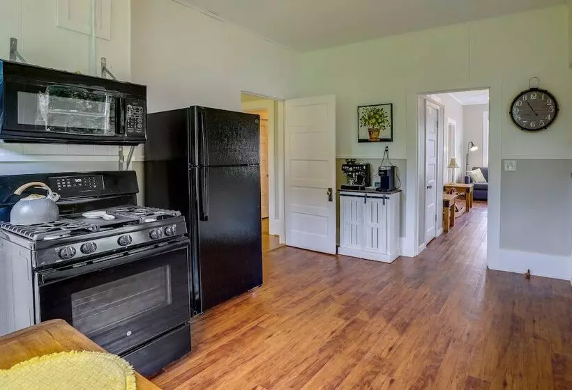 Gas Grill & Private Yard: Home In Bellville