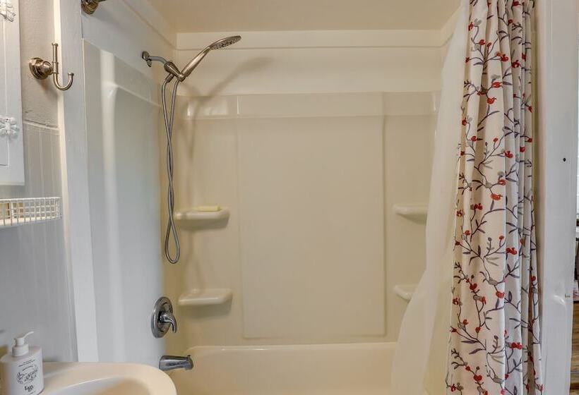 Gas Grill & Private Yard: Home In Bellville