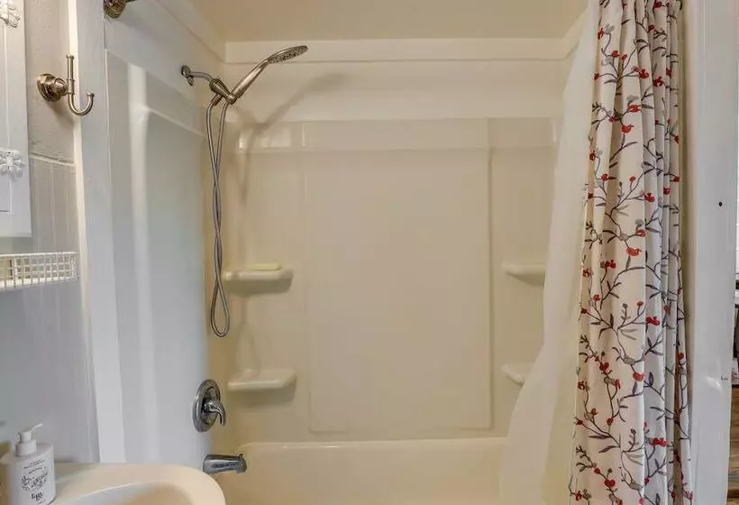 Gas Grill & Private Yard: Home In Bellville