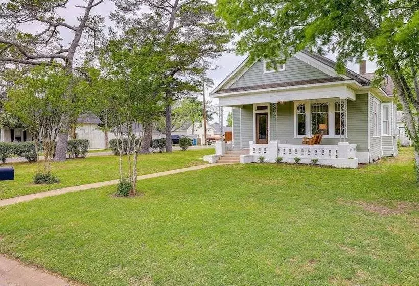 Gas Grill & Private Yard: Home In Bellville