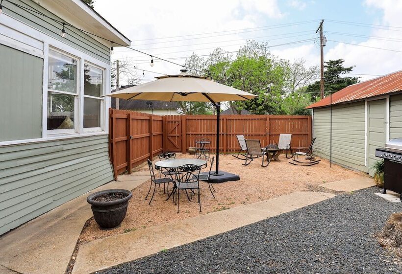 Gas Grill & Private Yard: Home In Bellville
