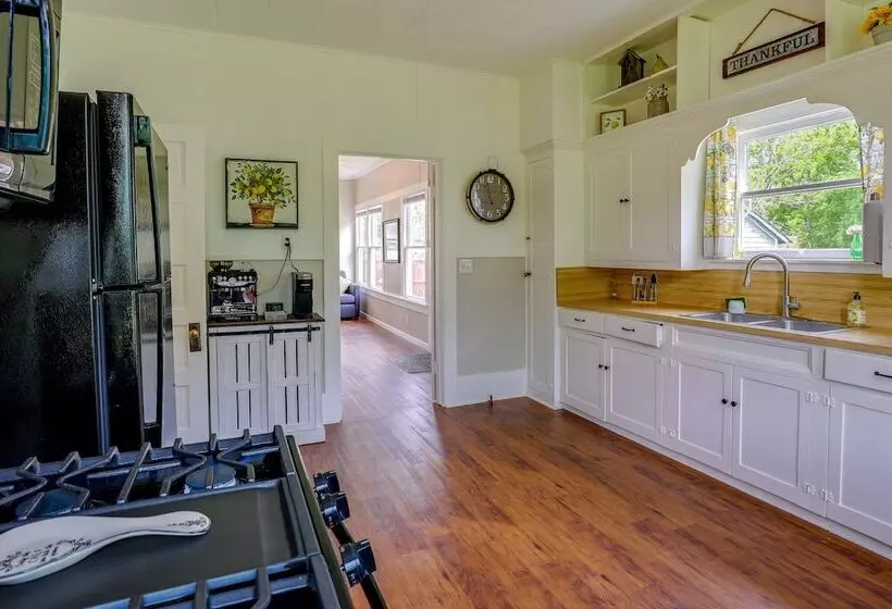 Gas Grill & Private Yard: Home In Bellville
