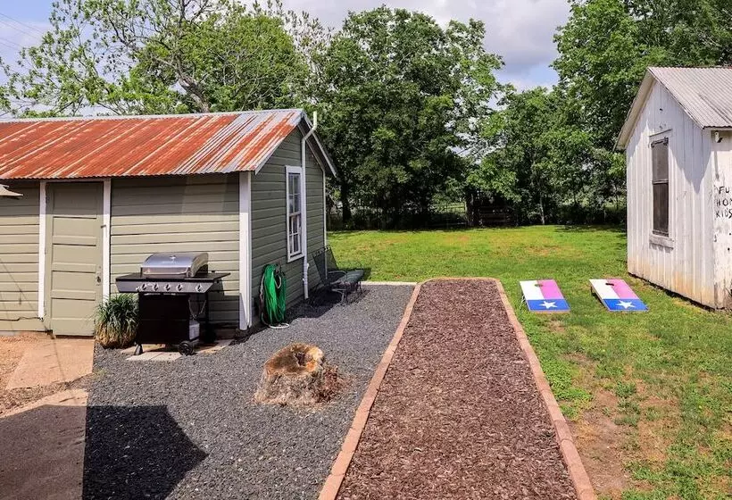 Gas Grill & Private Yard: Home In Bellville