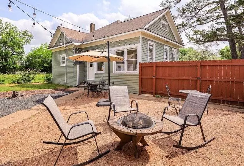 Gas Grill & Private Yard: Home In Bellville