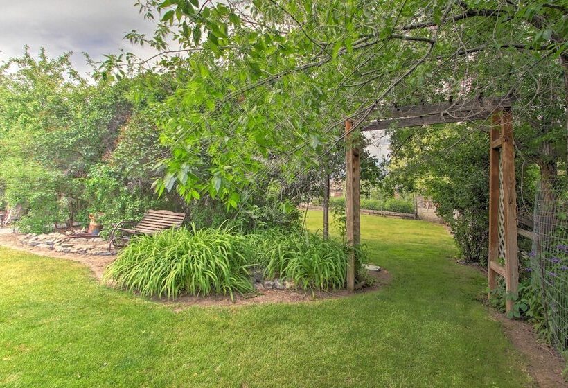 Cozy Home W/ Hot Tub: Half Mi To Salmon River!