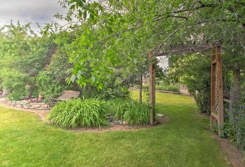 Cozy Home W/ Hot Tub: Half Mi To Salmon River!