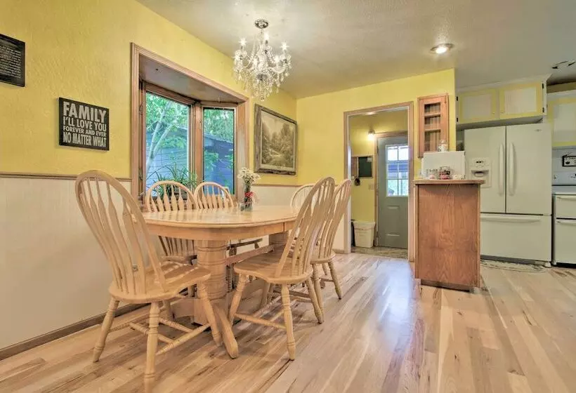 Cozy Home W/ Hot Tub: Half Mi To Salmon River!