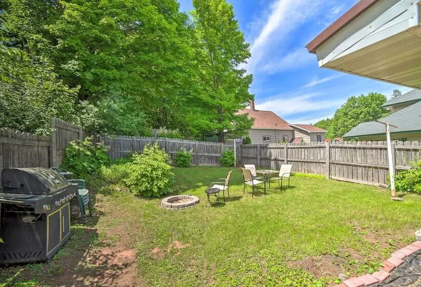 Cozy Ishpeming Cottage W/ Lake & Park Views!
