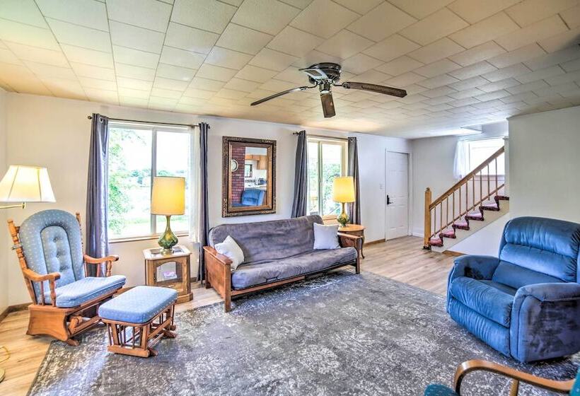 Cozy Ishpeming Cottage W/ Lake & Park Views!