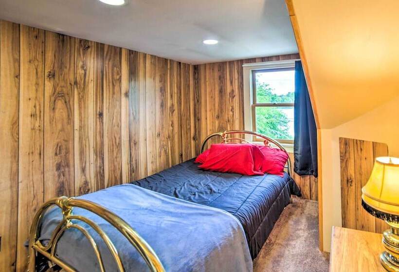 Cozy Ishpeming Cottage W/ Lake & Park Views!