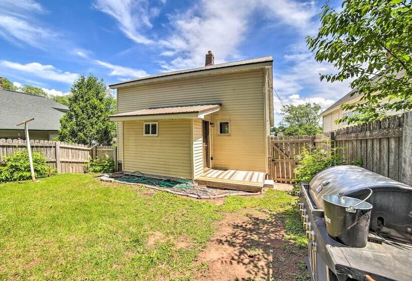 Cozy Ishpeming Cottage W/ Lake & Park Views!
