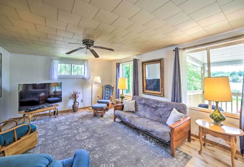 Cozy Ishpeming Cottage W/ Lake & Park Views!