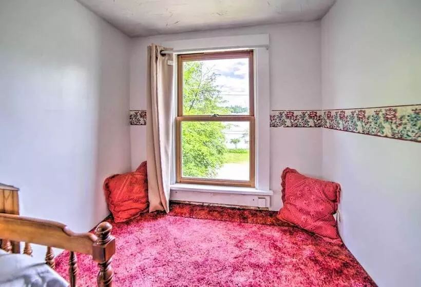 Cozy Ishpeming Cottage W/ Lake & Park Views!