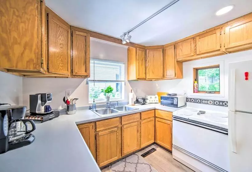 Cozy Ishpeming Cottage W/ Lake & Park Views!