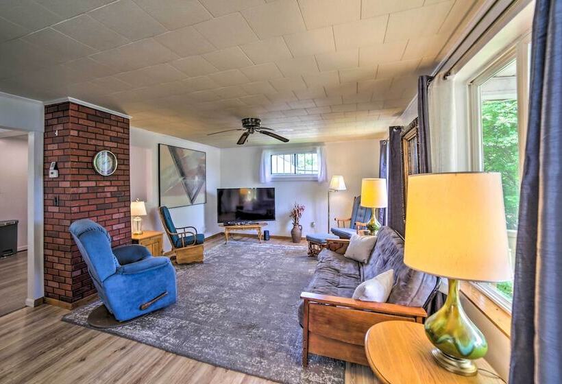 Cozy Ishpeming Cottage W/ Lake & Park Views!