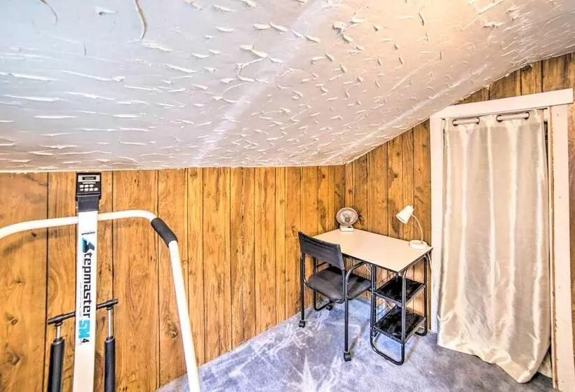 Cozy Ishpeming Cottage W/ Lake & Park Views!