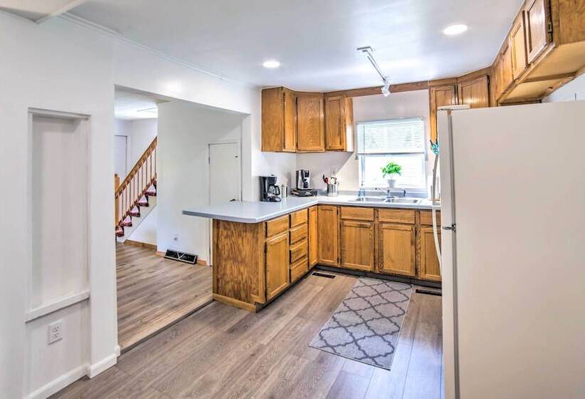 Cozy Ishpeming Cottage W/ Lake & Park Views!