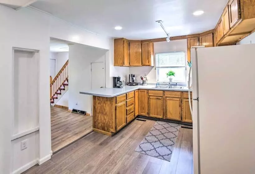 Cozy Ishpeming Cottage W/ Lake & Park Views!