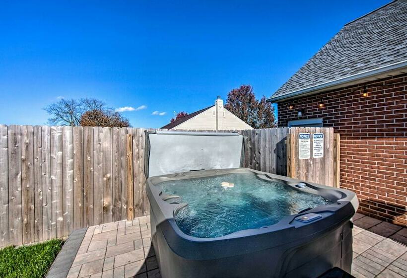 Family Home W/sunroom & Hot Tub, 12mi To Lancaster