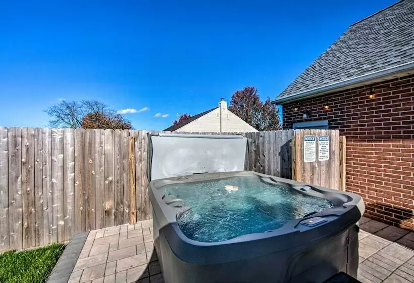 Family Home W/sunroom & Hot Tub, 12mi To Lancaster