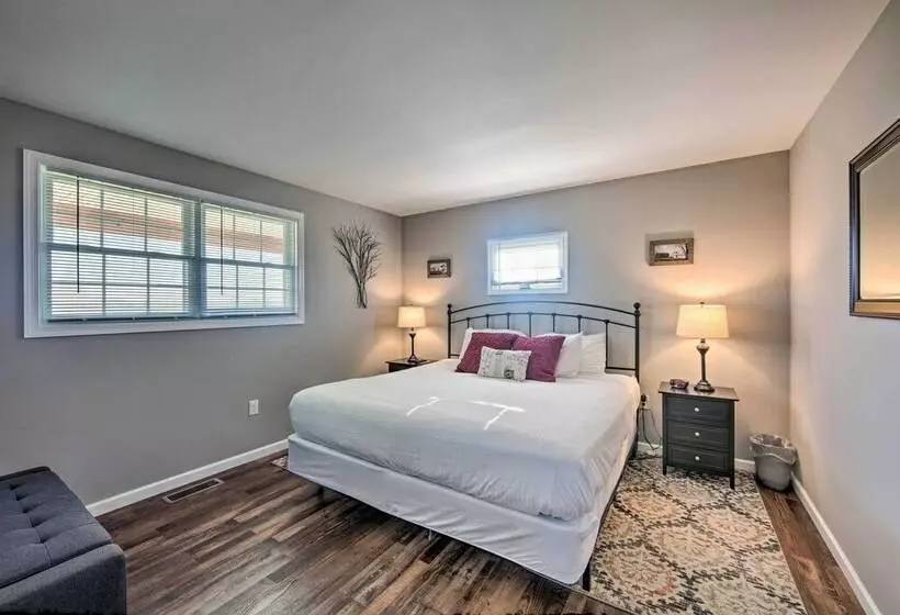 Family Home W/sunroom & Hot Tub, 12mi To Lancaster