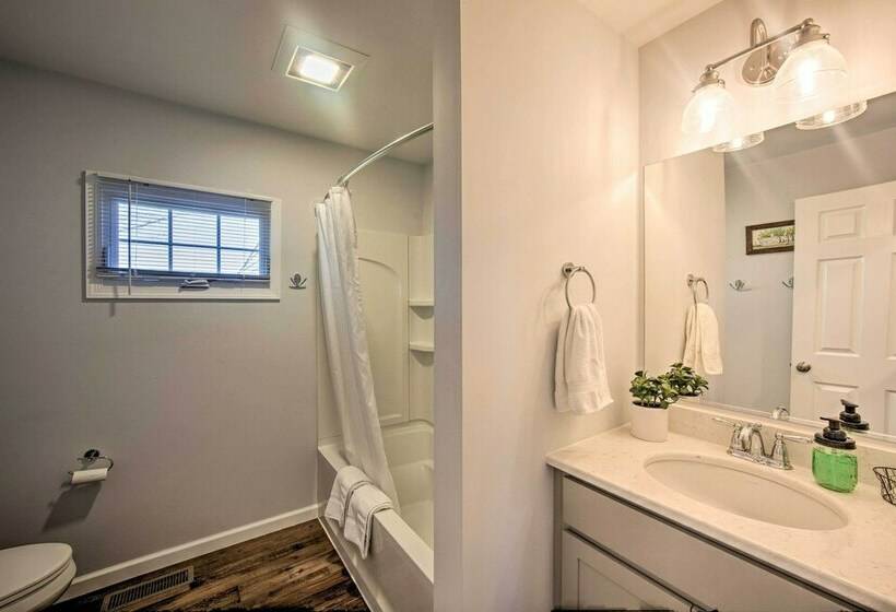 Family Home W/sunroom & Hot Tub, 12mi To Lancaster