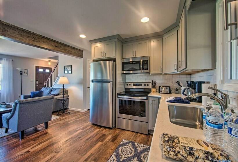 Family Home W/sunroom & Hot Tub, 12mi To Lancaster