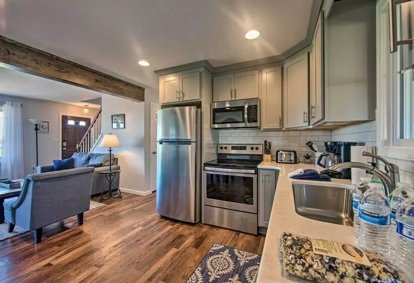 Family Home W/sunroom & Hot Tub, 12mi To Lancaster