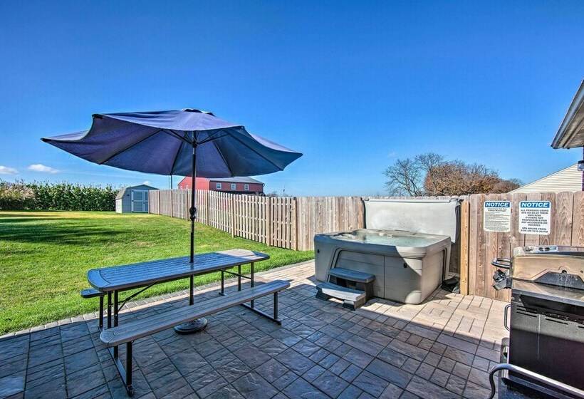 Family Home W/sunroom & Hot Tub, 12mi To Lancaster